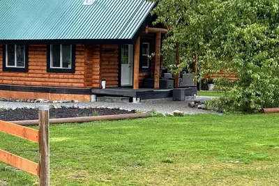 Image de Log lofted rustic cabin in woods