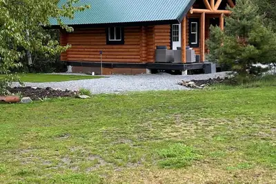 Image de Lofted log cabin with fire table