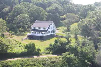 Image de Walk the beach or watch the tides from \"Boatyard\". 6 bedrooms, Ac, waterfront!