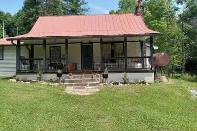 Image de Charming 2-bedroom historic house set on 2 acres with a meandering stream.