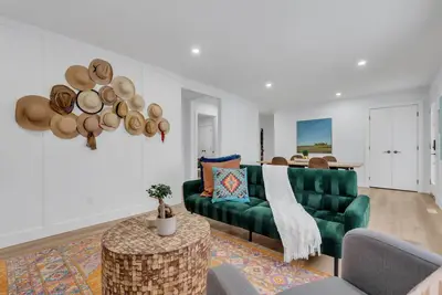 Image de Modern 4br | Main Floor King | Central + Parking