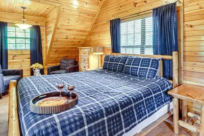 Image de Smoky Mountain Views • Sleeps 17 • Theater Rm, Sauna, Arcade, Pavilion & Hot Tub