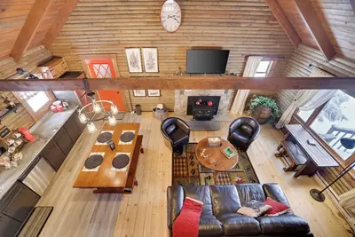 Image de Cozy Pocono Mountain Rustic Log Cabin with Woods View, Loft King Bed
