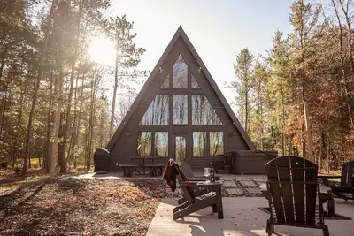 Image de Hot Tub and gorgeous lake views-The Lily Pad A Frame-minutes from Dells