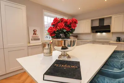 Image de Harpham Manor House, pet friendly, with hot tub in Nafferton