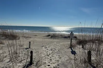 Image de Beach Retreat-Oceanfront, newly renovated 3 Br condo at Oak Island Beach Villas