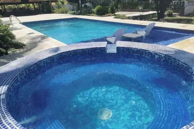 Image de X-Large jacuzzi pool and bohio