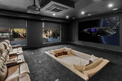 Image de The Getaway Club: Exclusive & Luxurious 7 Bed 7 Bath Retreat! Hot Tub! Pool Table! Shuffleboard! Air Hockey! Ping Pong! High Tech Theater w/ Theater Seating + Lounge Pit! Master Suite w/ Projection Screen!