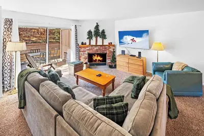 Image de Slopeside Chalet By Destination Big Bear:Ski In Ski Out Condo at Bear Mountain Ski Resort! Seasonal Community Spa, Pickleball and Basketball Court!