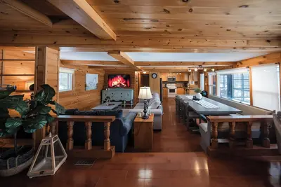Image de Pet-Friendly Lakefront Log Home - Dock | Canoe | Board Games