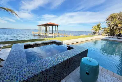 Image de Riverfront 5 bedrooms, 5 baths, pool, spa, beach, dock and stunning views!