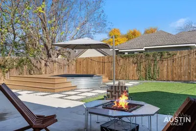 Image de Quaint Home w/Cowboy Pool, Fire Pit + Farmhouse Kitchen Near Round Rock Donuts