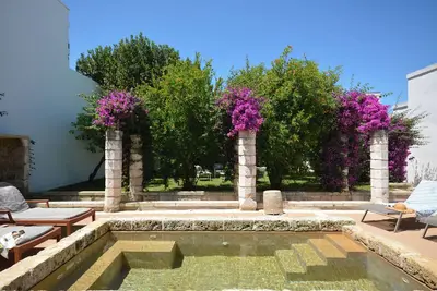 Image de Beautiful house with pool and large garden