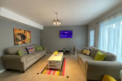 Image de Stunning 5-Bdrm Home, Gorgeous & Renovated, near Canal Lachine, family size