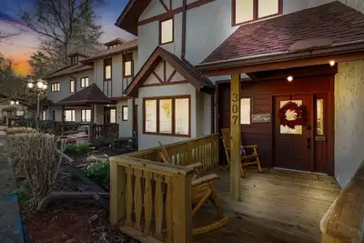 Image de Luxury townhome | Modern | Walk to Dt | Game Room