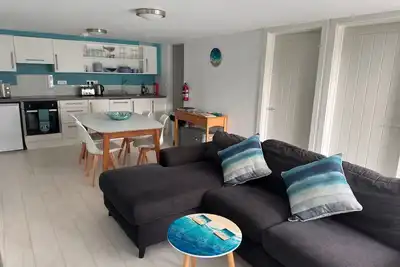 Image de Minute walk to beach, sea view, enclosed terrace, dogs welcome, accessible
