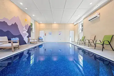 Image de Sleeps ~22, Heated Indoor Pool, Hot Tub, Game Room, outdoor fireplace, big deck