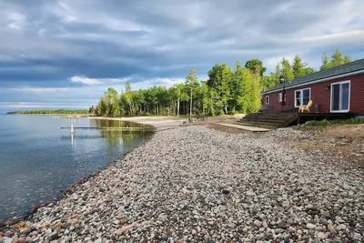 Image de 3 Br Lake Front Getaway! Dog Friendly, Lakeside Deck, Dock, Incredible Sunrises