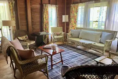 Image de Charming 5-bedroom Roaring Brook cottage in Harbor Springs with beach access.