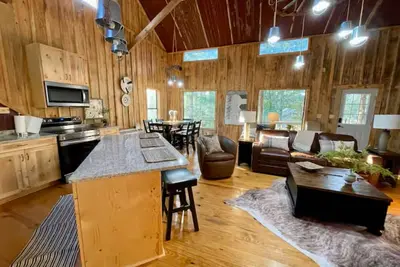 Image de Hidden Oaks Cozy Cabin #5