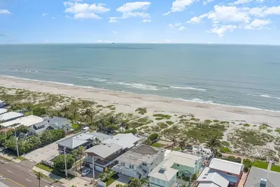 Image de Multimillion Dollar Oceanfront 6Bed 4. 5Bath house in Cocoa Beach with game room