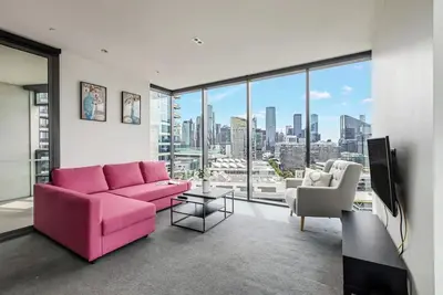 Image de Soaring Heights Vibrant Docklands Living with Pool