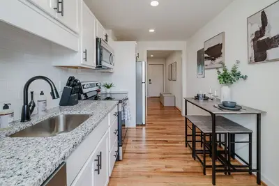 Image de Central Suite C - 2 Bedrooms\/King Bed\/Parking