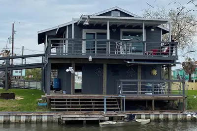 Image de Cozy home on the Galveston bay canal. A perfect family getaway.