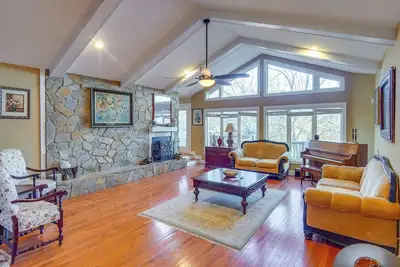 Image de Spacious Lakefront Apt w/ Deck in Fayetteville!