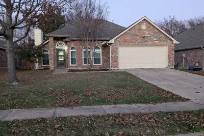 Image de Location! Location! Rare find. Three bedroom two bath house located in Rockwall.