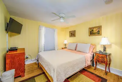 Image de Country Room<br>Inviting, colorful, and cozy room with a Queen Size bed, and en suite bathroom. Sleeps 2. <br>A gourmet breakfast is Free and served fresh each morning. <br>Country Room is located on the second floor of Mountain Treasure Bed and Break