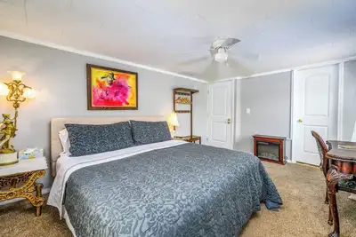 Image de Fiddler On The Roof Room<br>Enjoy the mountain view and relax in this bright room, which has a King-Size bed, an en suite bathroom, and mountain views. It sleeps 2. <br>A gourmet breakfast is Free and served fresh each morning. <br> Fiddler On The Roo
