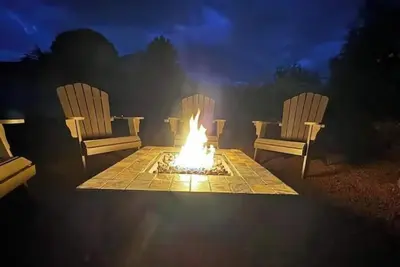 Image de Charming 2-bedroom, 2 bath home with a hot tub and fire pit