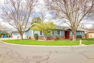 Image de Yuba City 3 bedrooms 4 beds 2 ba Spacious Game Room Games Playground Trampoline