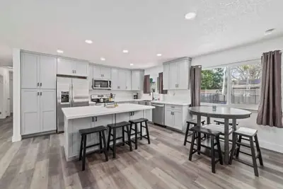 Image de Yuba City Front Unit 5 beds 1 bath with Shared Pool, Laundry, Backyard