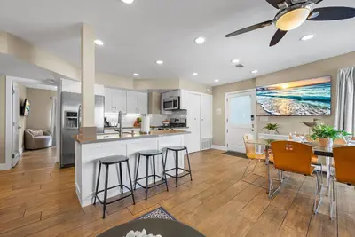 Image de Steps to Beach + Ac + Parking!
