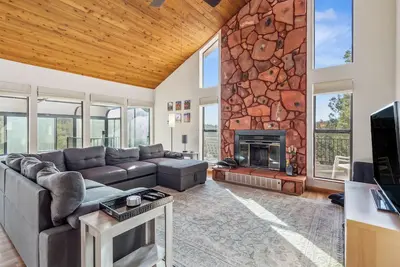 Image de Experience luxury at the Sedona Yavapino Retreat with stunning red rock views.