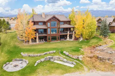 Image de Large Home w/ Hot Tub, Fire Pit, & Basketball Court – 6br!