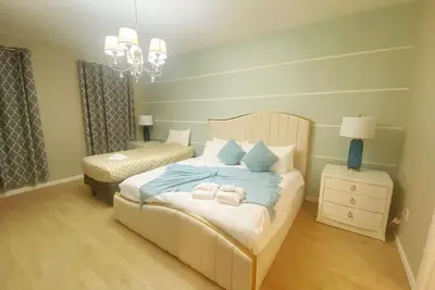 Image de 2391Spacious   15b. R lake view villa, 17 B. A, 23 Bd, sleeps 36, close to Disney