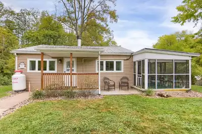 Image de Waterfront cottage with hot tub, & fire pit. Pet friendly.