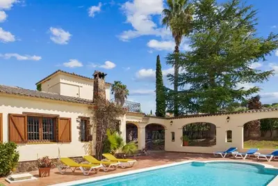 Image de Villa Linda, méditerranéenne, avec piscine et espaces uniques.