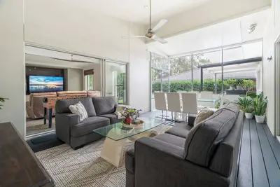 Image de 8 min to beach, Sleeps 12 + Pets