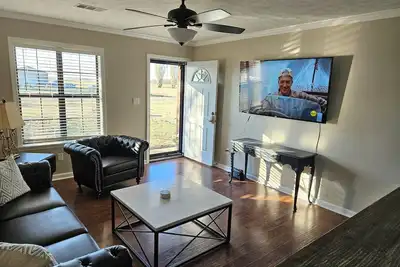 Image de The Delta House - Charming 3 Bed. House W/Deck & Grill, Very Clean!