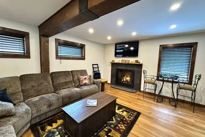 Image de New Construction Barn style- Minutes from Skiing and Lakes