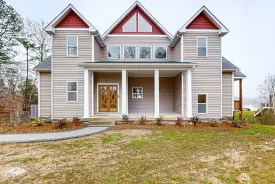 Image de Elevated living on Lake Anna with game room, fire pit, Free Wifi and dogs ok!