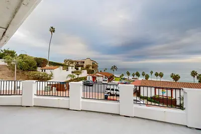 Image de Ocean View apt. steps from beach, dining, shopping, & pier - shared W/D