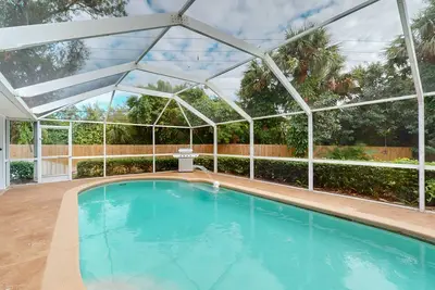 Image de Spacious home with private pool, enclosed yard and grill