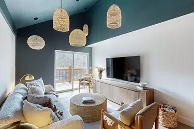 Image de Water view condo w/indoor & outdoor pool, balcony- walk to shops and restaurants