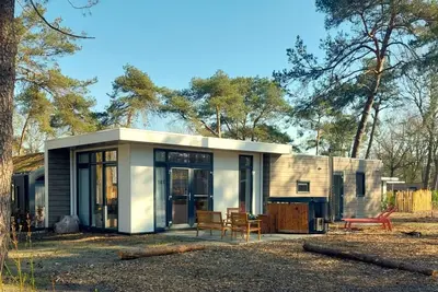 Image de Maison dans la nature avec bain Ă remous