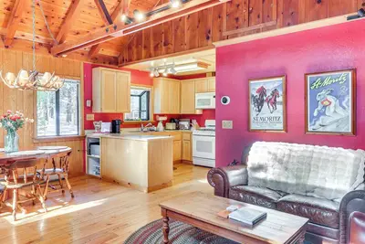 Image de < 2 Blocks to Lake Tahoe: Family Home Near Skiing